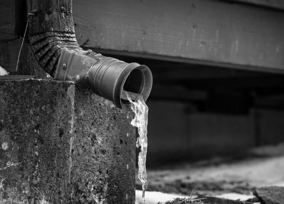 A black and white photo of a water pipe. 1 1 980x703